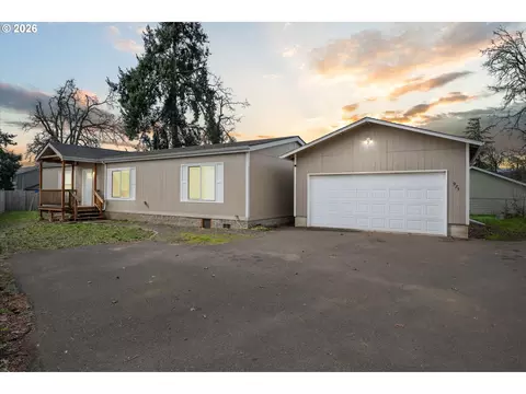 975 N 16th St, Cottage Grove, OR 97424