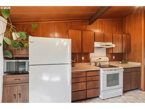 Kitchen - 19872 White Cloud Cir, West Linn, OR 97068 photo 2 of 3