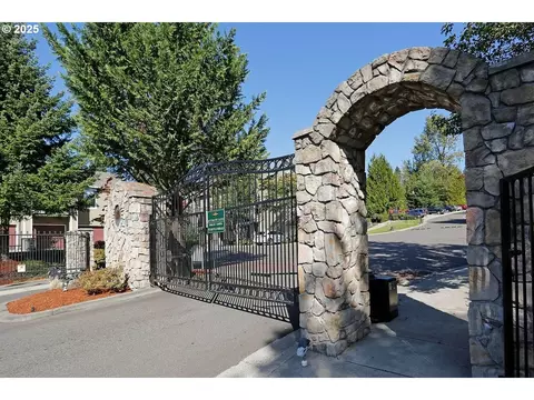 2345 Snowberry Ridge Ct, West Linn, OR 97068