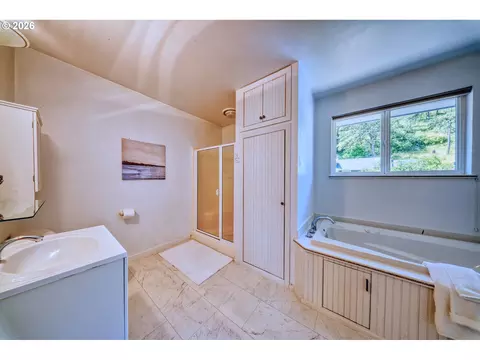 Bath - 107 3rd Ave, Mosier, OR 97040 photo 5 of 6