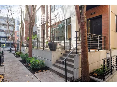 1622 NW Riverscape St, Portland, OR 97209