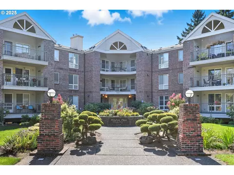 15420 NE Knott St #16, Portland, OR 97230