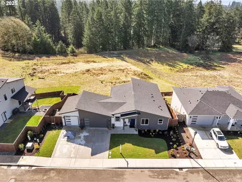 722 W 9th St, La Center, WA 98629