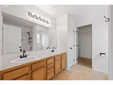 Bath - 637 E Oregon Ave, Hermiston, OR 97838 photo 1 of 3