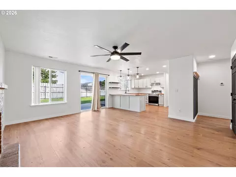 Living - 637 E Oregon Ave, Hermiston, OR 97838 photo 4 of 7