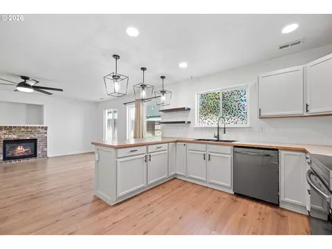 Kitchen - 637 E Oregon Ave, Hermiston, OR 97838 photo 1 of 3