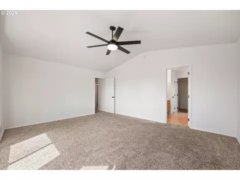 Bedroom - 637 E Oregon Ave, Hermiston, OR 97838 photo 1 of 6