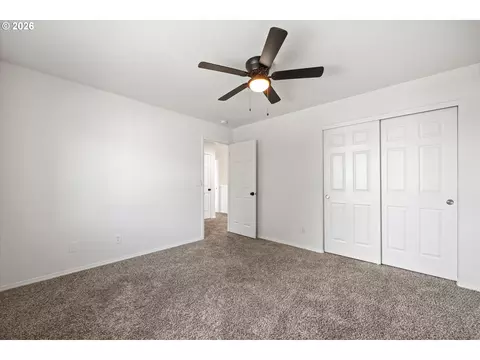 Bedroom - 637 E Oregon Ave, Hermiston, OR 97838 photo 4 of 6