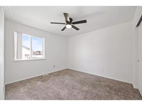 Bedroom - 637 E Oregon Ave, Hermiston, OR 97838 photo 5 of 6
