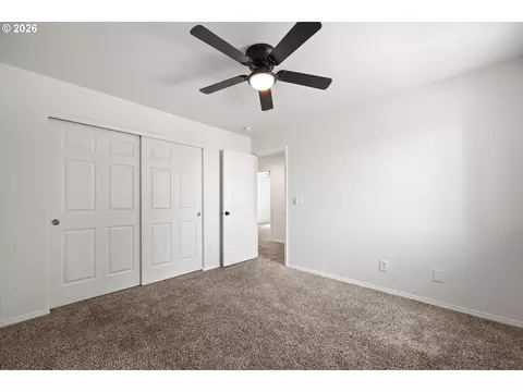 Bedroom - 637 E Oregon Ave, Hermiston, OR 97838 photo 6 of 6