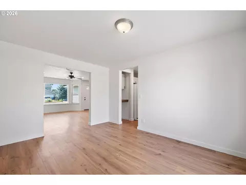 Living - 637 E Oregon Ave, Hermiston, OR 97838 photo 7 of 7