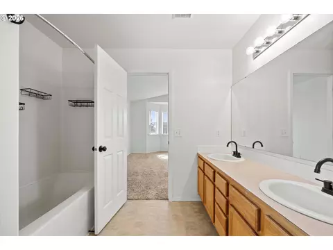 Bath - 637 E Oregon Ave, Hermiston, OR 97838 photo 2 of 3