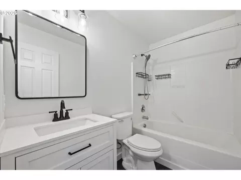 Bath - 637 E Oregon Ave, Hermiston, OR 97838 photo 3 of 3