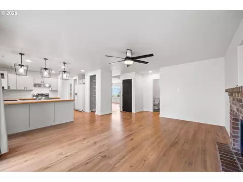 Living - 637 E Oregon Ave, Hermiston, OR 97838 photo 5 of 7