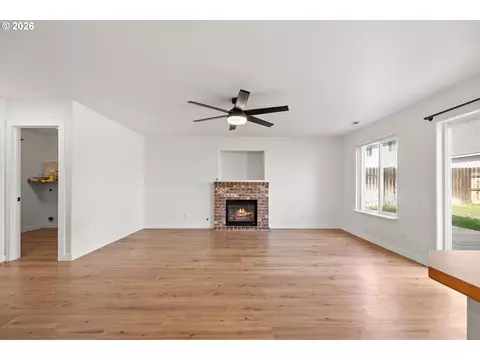 Living - 637 E Oregon Ave, Hermiston, OR 97838 photo 3 of 7