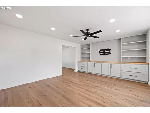 Living - 637 E Oregon Ave, Hermiston, OR 97838 photo 1 of 7