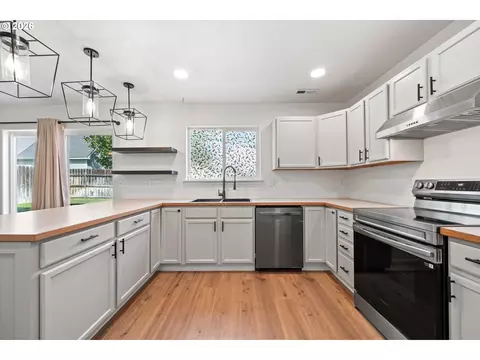 Kitchen - 637 E Oregon Ave, Hermiston, OR 97838 photo 2 of 3