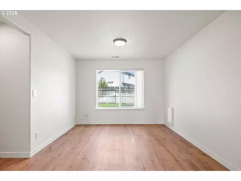 Living - 637 E Oregon Ave, Hermiston, OR 97838 photo 6 of 7