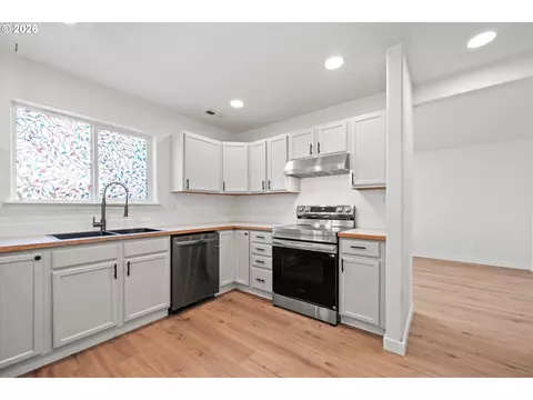 Kitchen - 637 E Oregon Ave, Hermiston, OR 97838 photo 3 of 3