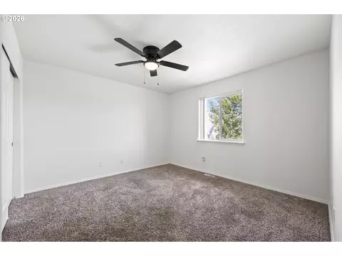 Bedroom - 637 E Oregon Ave, Hermiston, OR 97838 photo 3 of 6
