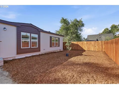 Exterior - 4920 E St, Springfield, OR 97478 photo 5 of 7