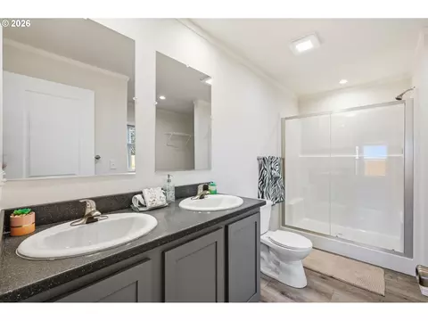 Bath - 4920 E St, Springfield, OR 97478 photo 1 of 2