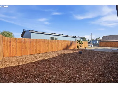 Exterior - 4920 E St, Springfield, OR 97478 photo 7 of 7