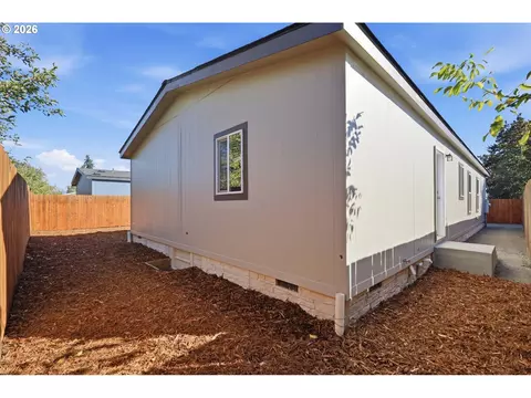 Exterior - 4920 E St, Springfield, OR 97478 photo 6 of 7