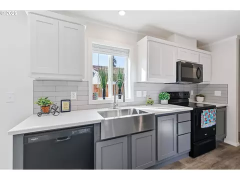 Kitchen - 4920 E St, Springfield, OR 97478 photo 3 of 3