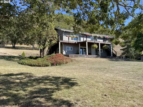 7978 N Bank Rd, Roseburg, OR 97470