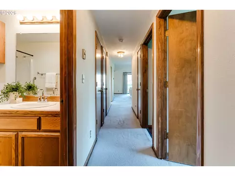 Entry Way - 2185 Lake Isle Ct, Eugene, OR 97401 photo 2 of 2