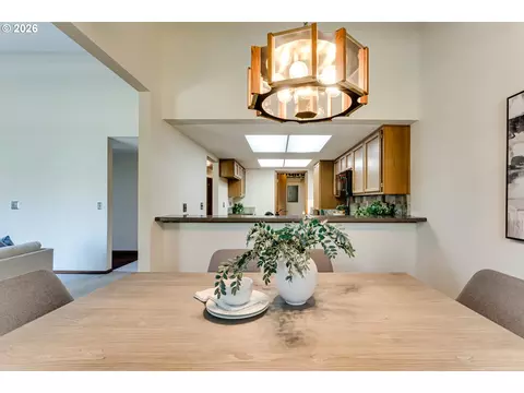 Dining - 2185 Lake Isle Ct, Eugene, OR 97401 photo 3 of 3