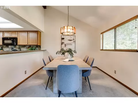 Dining - 2185 Lake Isle Ct, Eugene, OR 97401 photo 2 of 3