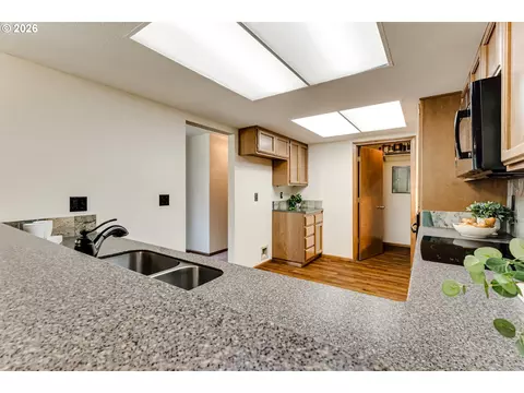 Kitchen - 2185 Lake Isle Ct, Eugene, OR 97401 photo 3 of 6