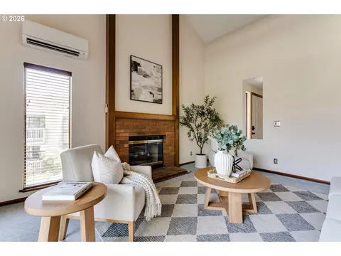 Living - 2185 Lake Isle Ct, Eugene, OR 97401 photo 6 of 7