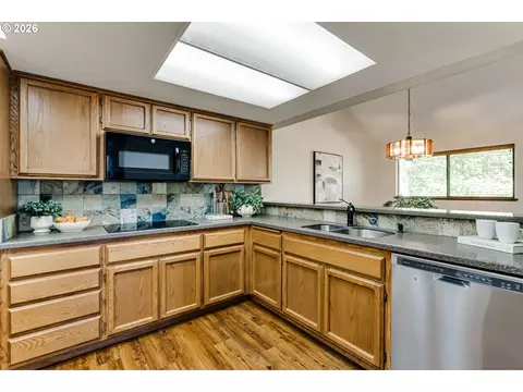Kitchen - 2185 Lake Isle Ct, Eugene, OR 97401 photo 4 of 6
