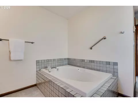 Bath - 2185 Lake Isle Ct, Eugene, OR 97401 photo 4 of 6