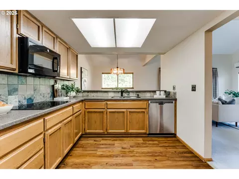 Kitchen - 2185 Lake Isle Ct, Eugene, OR 97401 photo 2 of 6