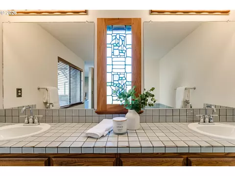 Bath - 2185 Lake Isle Ct, Eugene, OR 97401 photo 2 of 6