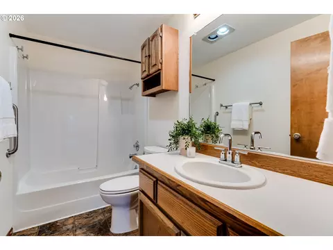 Bath - 2185 Lake Isle Ct, Eugene, OR 97401 photo 6 of 6