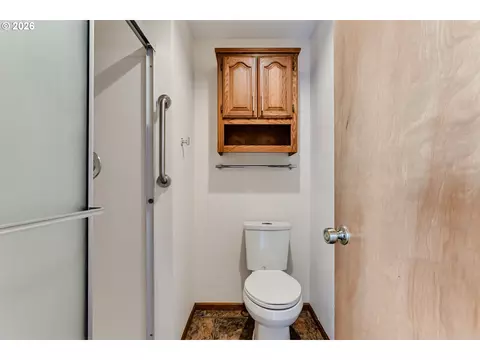 Bath - 2185 Lake Isle Ct, Eugene, OR 97401 photo 5 of 6