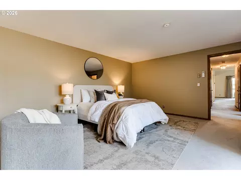 Bedroom - 2185 Lake Isle Ct, Eugene, OR 97401 photo 3 of 7