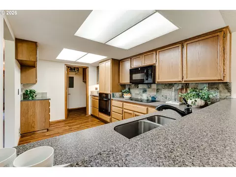 Kitchen - 2185 Lake Isle Ct, Eugene, OR 97401 photo 1 of 6