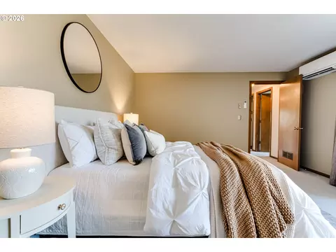 Bedroom - 2185 Lake Isle Ct, Eugene, OR 97401 photo 4 of 7