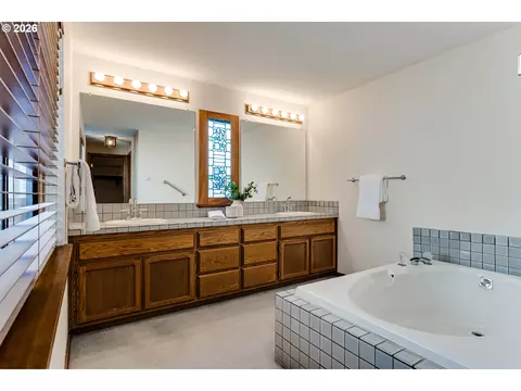 Bath - 2185 Lake Isle Ct, Eugene, OR 97401 photo 1 of 6