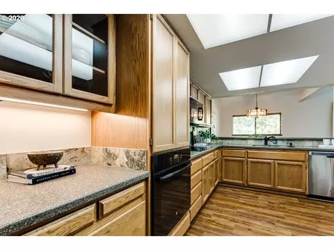 Kitchen - 2185 Lake Isle Ct, Eugene, OR 97401 photo 6 of 6