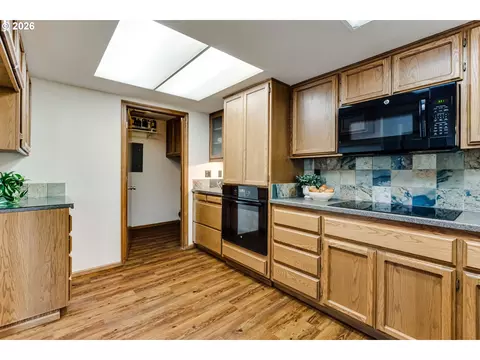 Kitchen - 2185 Lake Isle Ct, Eugene, OR 97401 photo 5 of 6