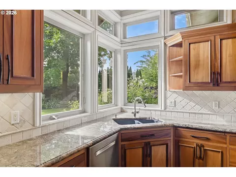 Kitchen - 2834 Blacktail Dr, Eugene, OR 97405 photo 5 of 7