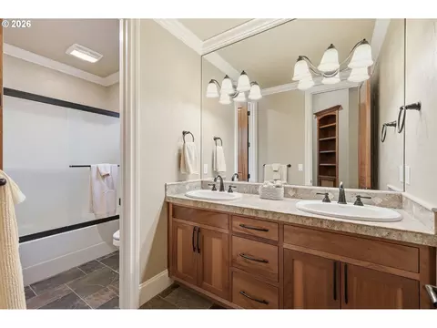 Bath - 2834 Blacktail Dr, Eugene, OR 97405 photo 3 of 4