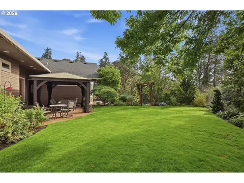 Exterior - 2834 Blacktail Dr, Eugene, OR 97405 photo 7 of 9